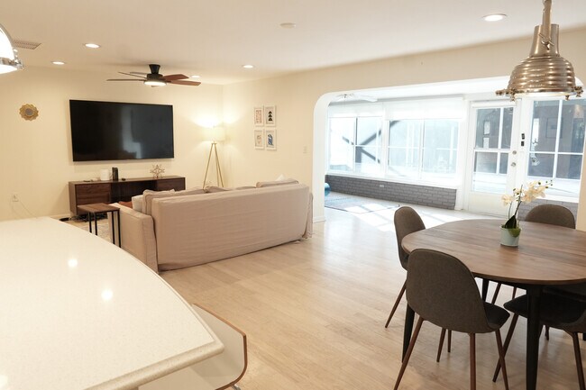 Building Photo - 2412 Clematis St