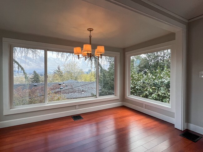 Building Photo - Stunning 2 Bed, 2 Bath Home ~ Walking Dist...