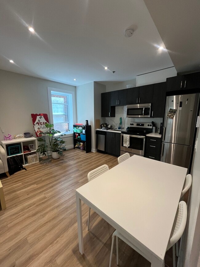 Building Photo - 3546 Rue Durocher