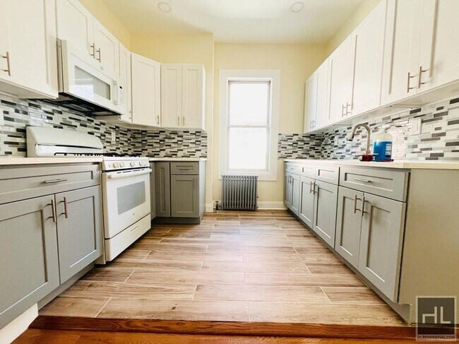 Foto del edificio - Your Bright & Spacious, Recently Renovated...