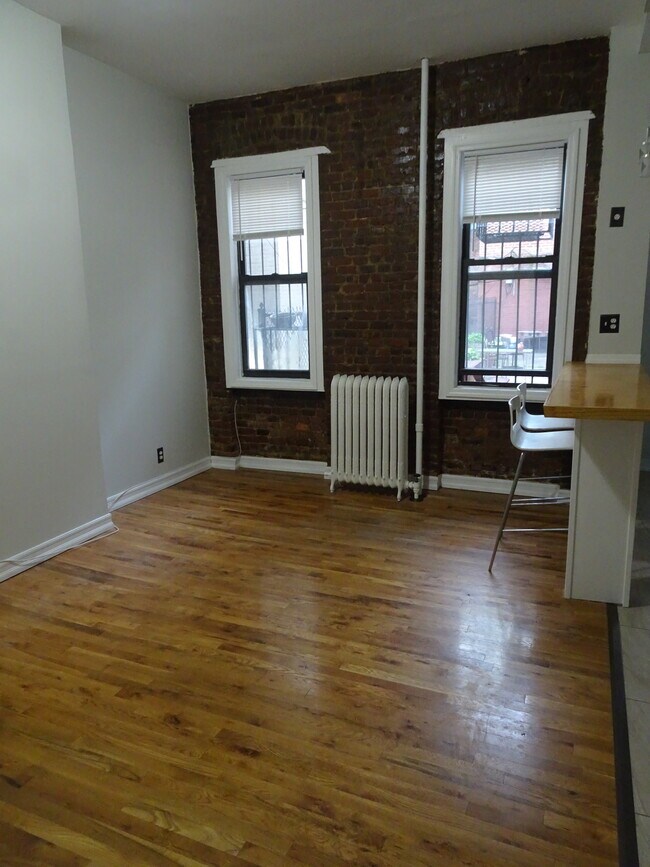 Building Photo - 36 Macdonough St