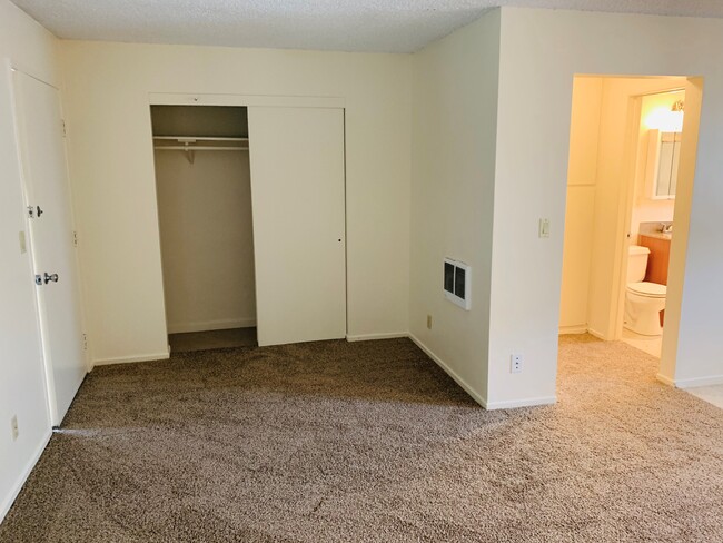 Building Photo - 6681 Berkshire Ter