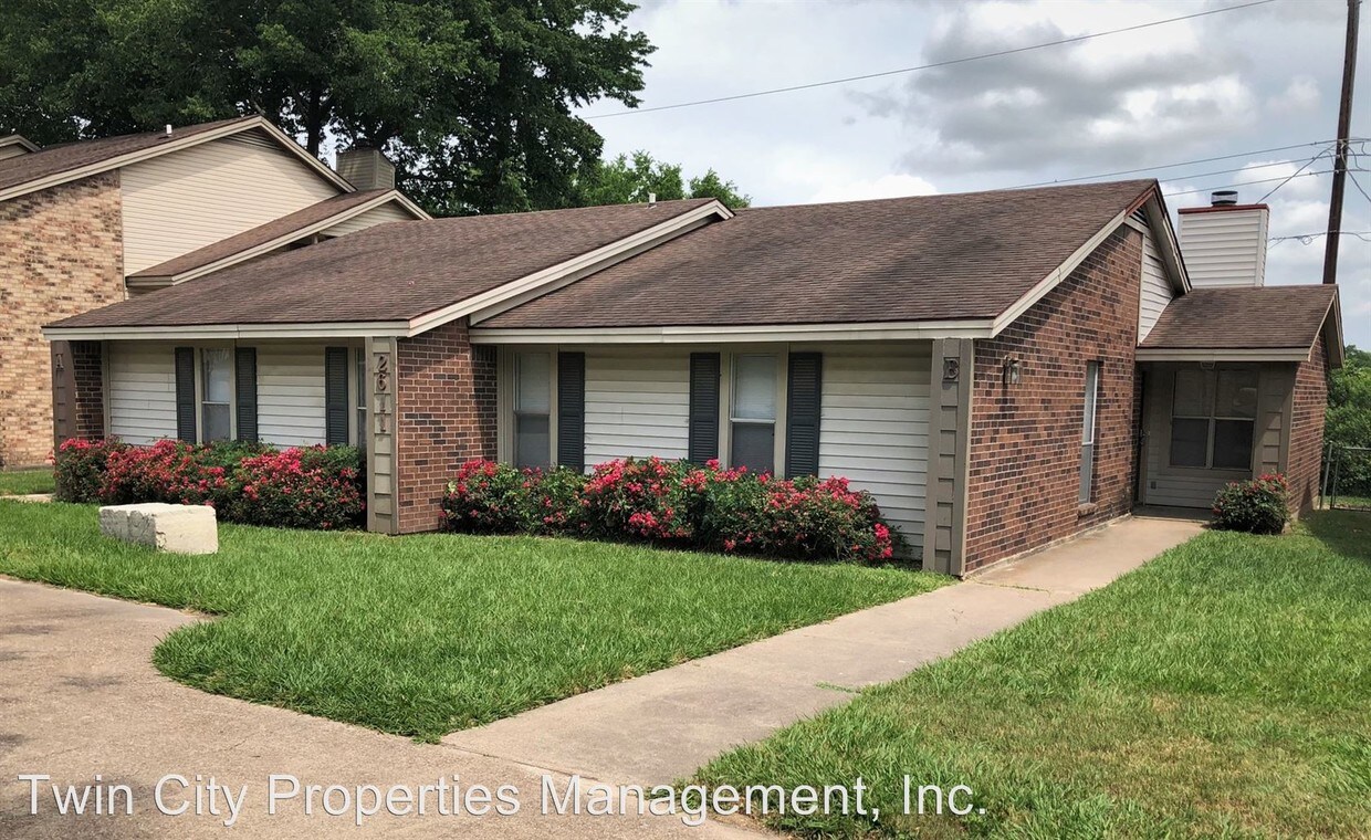 Primary Photo - 2611 Pecan Knoll St