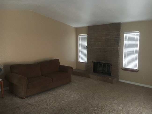 Building Photo - Clean Family Home in Ceres!