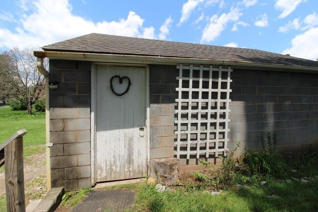 Building Photo - 103 Dinkel Ave