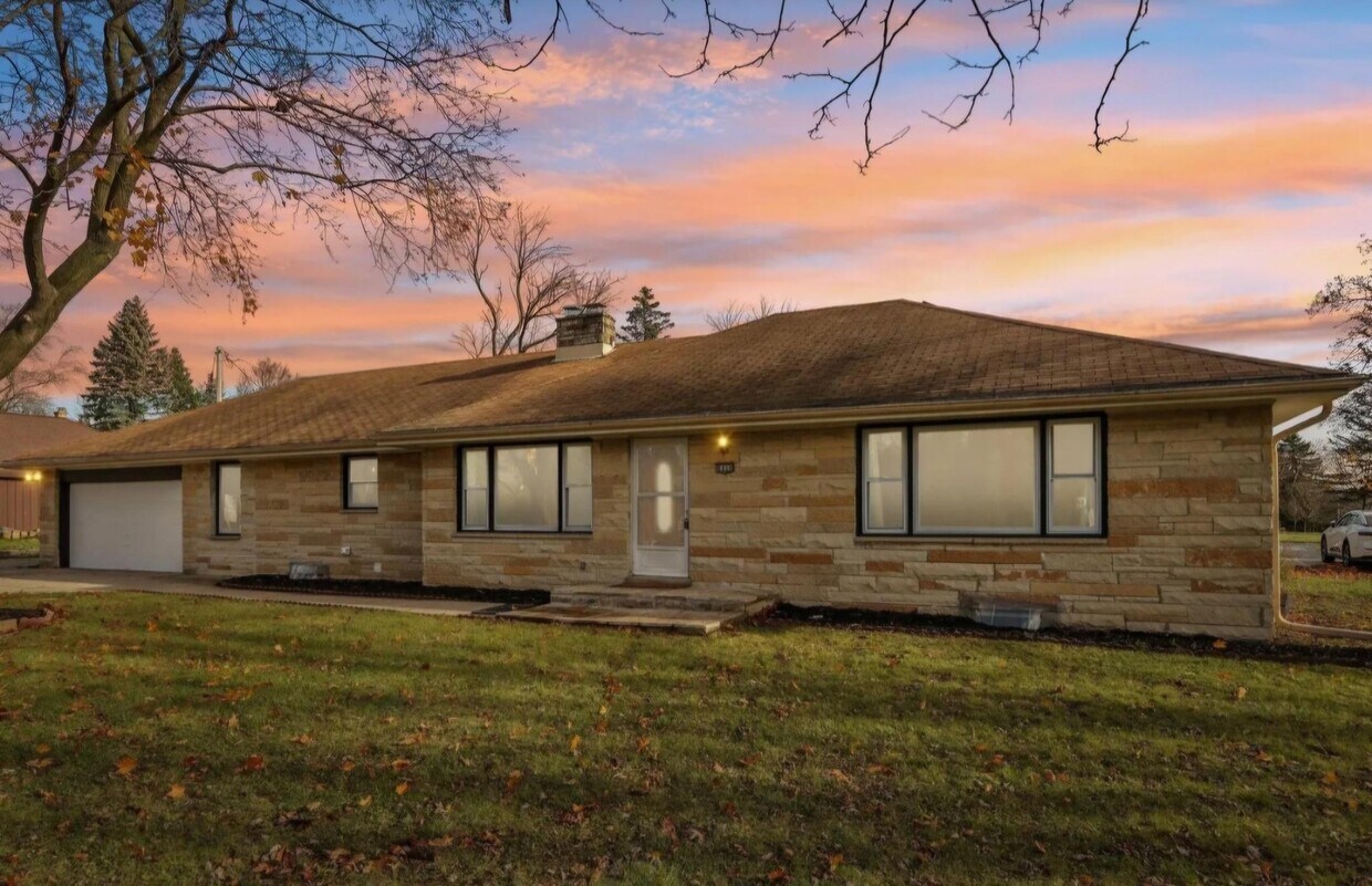 Foto principal - 8400 N Port Washington Rd