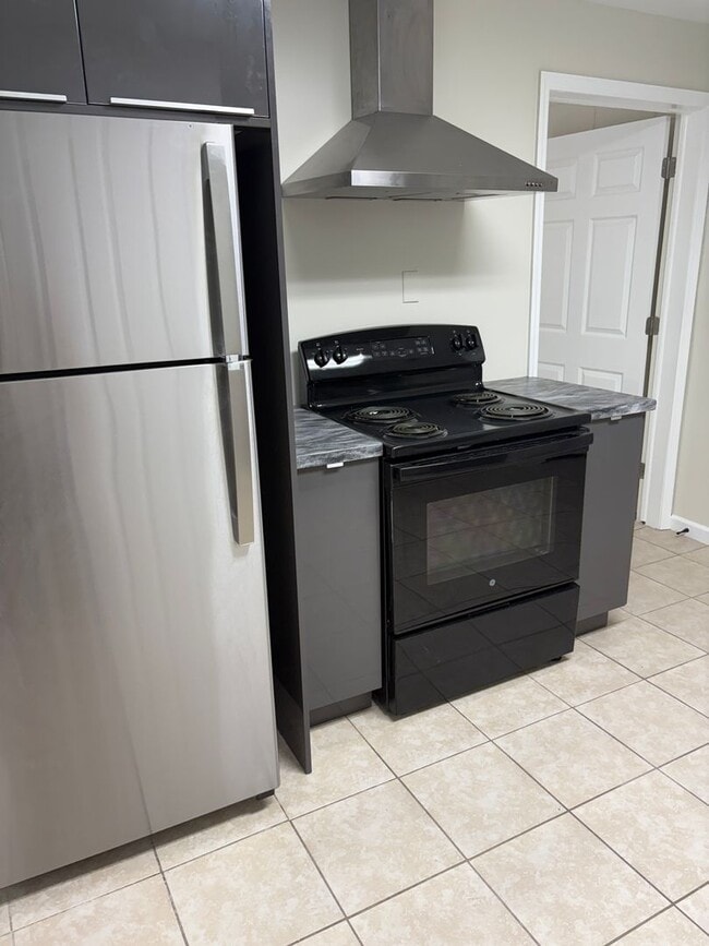 Building Photo - Newly Renovated 3 bedroom house in the hea...