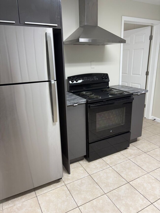 Building Photo - Renovated 3 bedroom house in the heart of ...