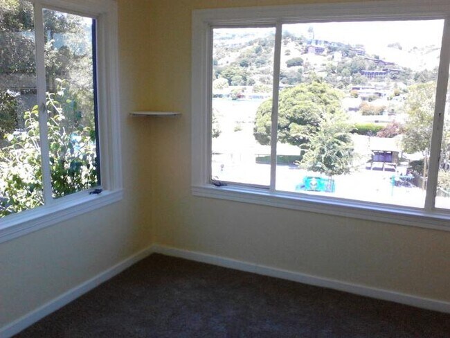 Building Photo - 2 bedroom in Belvedere CA 94920