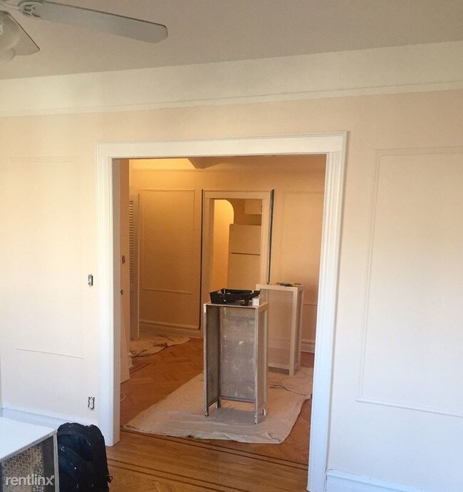Building Photo - 3 br, 1 bath Apartment - 2431 Crescent St