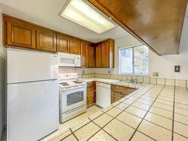 Building Photo - 365 Mustang St