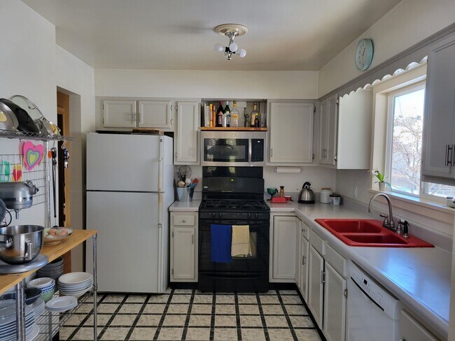 Building Photo - 5 bedroom home with attached garage in Boz...