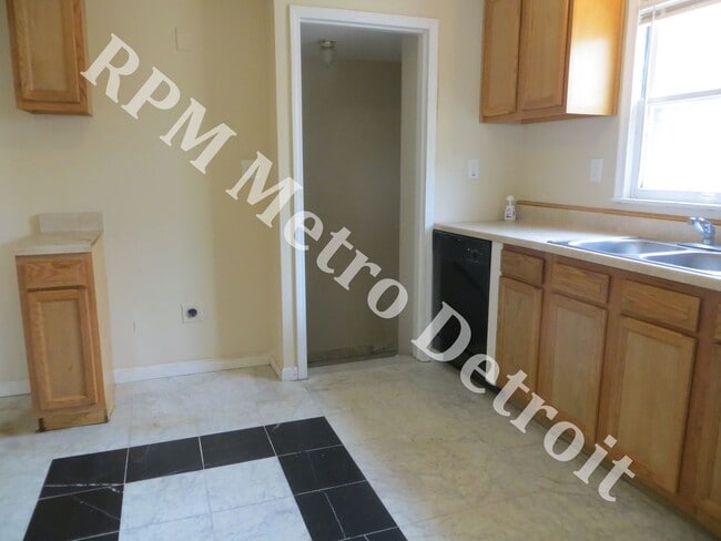 Building Photo - MOVE RIGHT IN. FOUR BEDROOM BRICK RANCH
