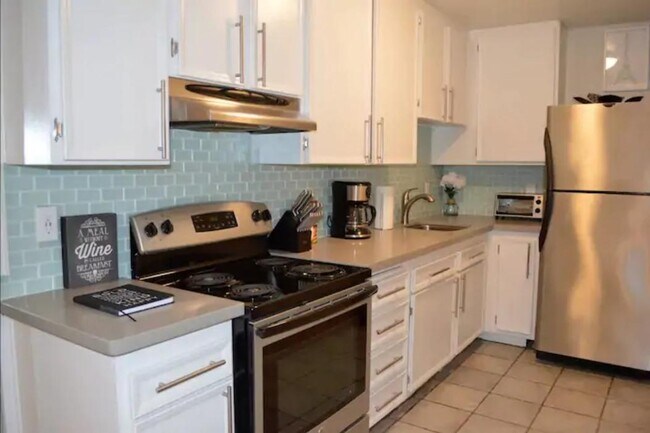 Building Photo - 2801 N Los Felices Cir E