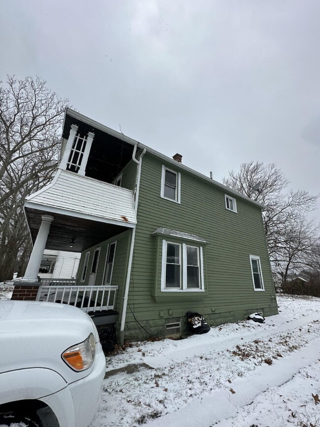 Building Photo - "2-3 Bedrooms- LOTS OF SPACE!"
