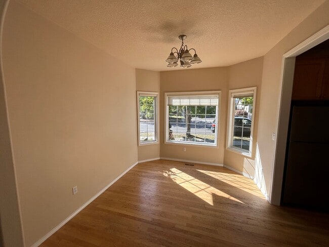 Building Photo - Large 3 Bedroom, 2 Bath Home in North Newberg
