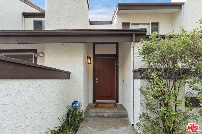 Building Photo - 1550 Palisades Dr