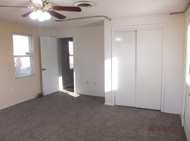 Building Photo - 904 W Hefner Rd