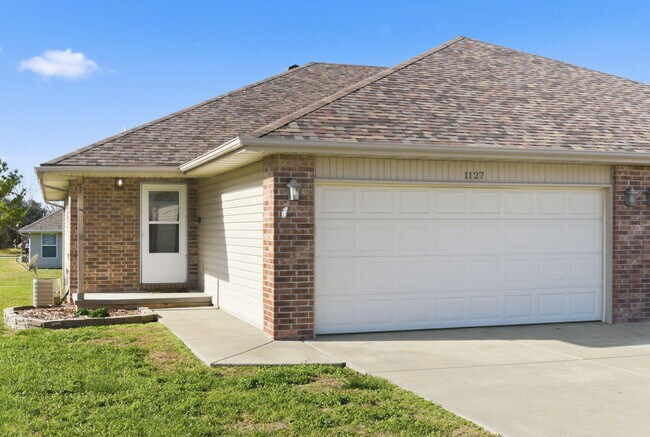 Foto del edificio - 1127 N Northwood Ave