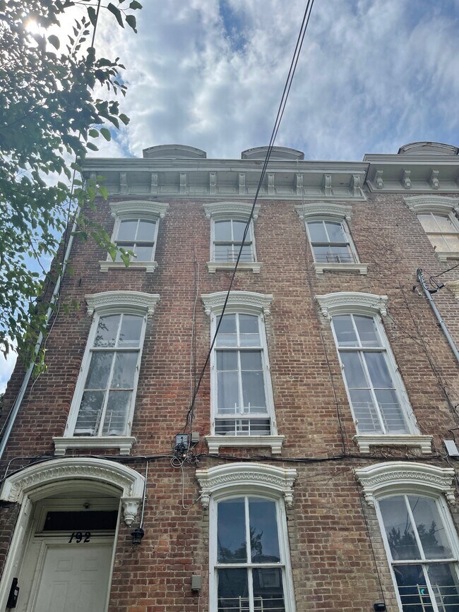 Building Photo - 192 Lander St