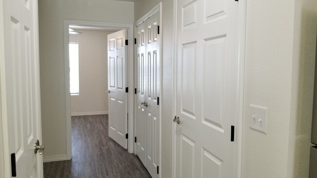 Building Photo - NEWER  LUXURY ONE BEDROOM APARTMENT UNFURN...
