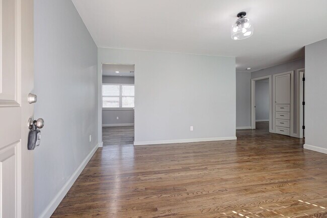 Foto del edificio - 1219 Leslie Ln