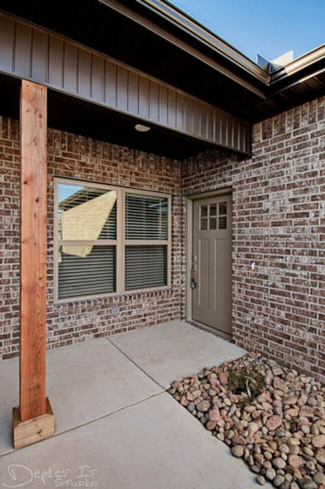 Building Photo - Big Creek Golf Course - 3 Bed 2 Bath Double Garage