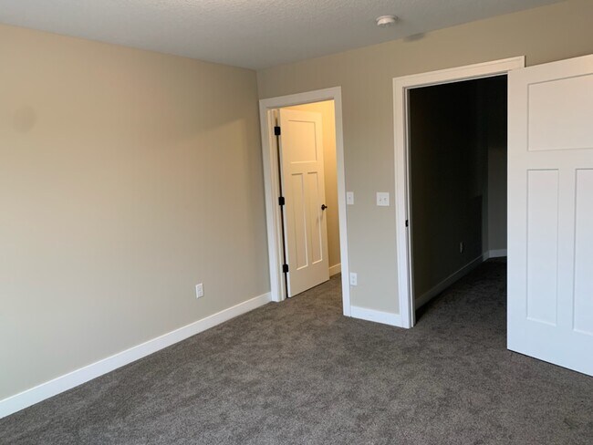 Foto del edificio - 555 Meadow Ln