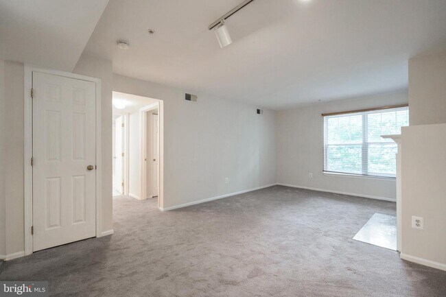 Foto del edificio - 13800 Farnsworth Ln