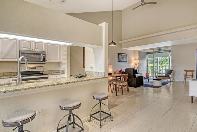 Foto del edificio - Spacious 3 bedroom, 2 bath condo with a lake view in Palmer Ranch