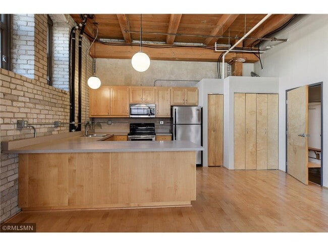 Building Photo - 127 5th St NE
