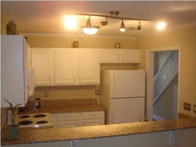 Building Photo - 2 Bedroom End Unit Townhouse in Central Location!