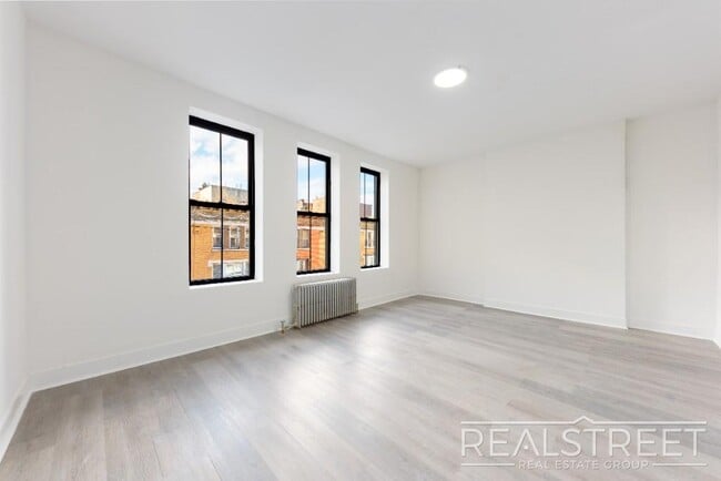 Building Photo - Renoavted 3 bed near YU campus in Washington Heights!