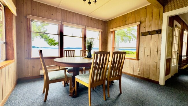 Foto del edificio - Two Bedroom Home on Waterfront - Furnished...