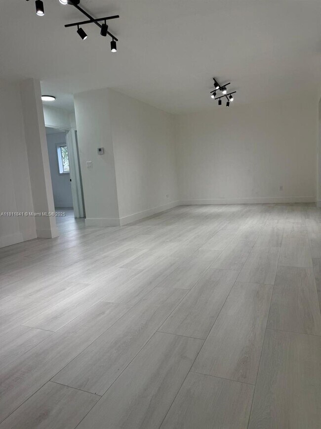Foto del edificio - 651 N 73rd Ave