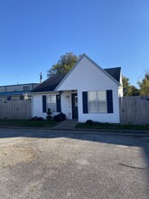 Building Photo - 1102 W Easy St