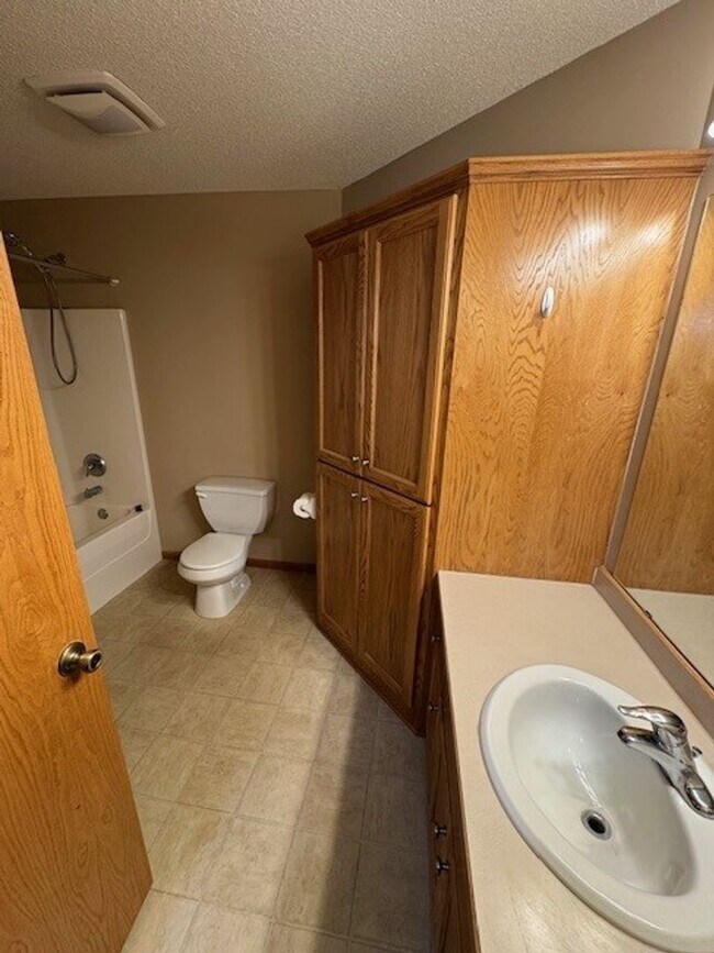 Foto del edificio - Spacious 2 Bedroom Town Home for Rent, Qui...