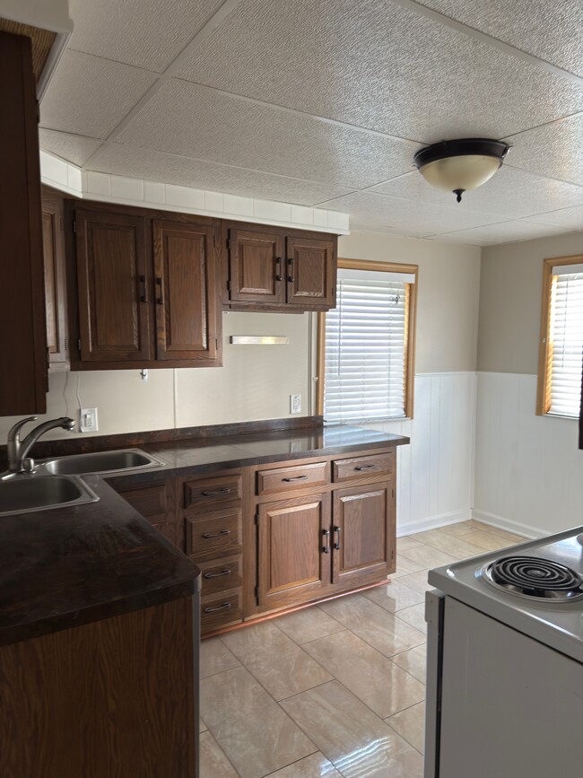Kitchen entry - 707 Ford Blvd