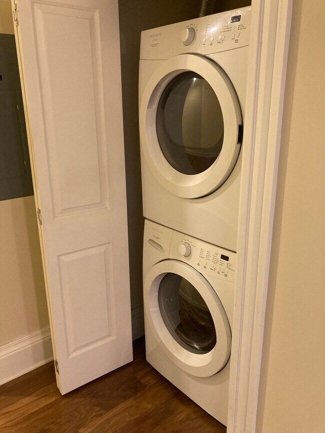 Energy efficient washer and dryer in unit - 54 E Market St