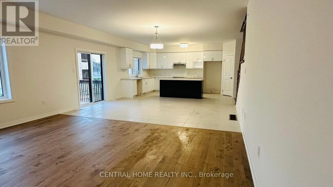 Building Photo - 3773 Sunbank Cres