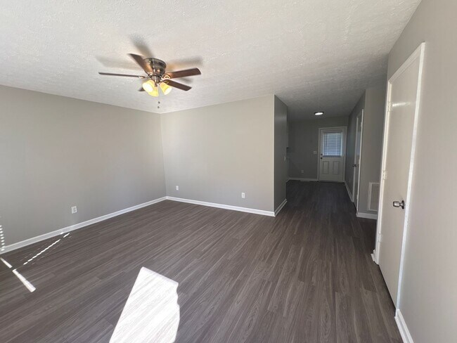 Foto del edificio - Renovated 2 Bedroom Duplex in Manchester...