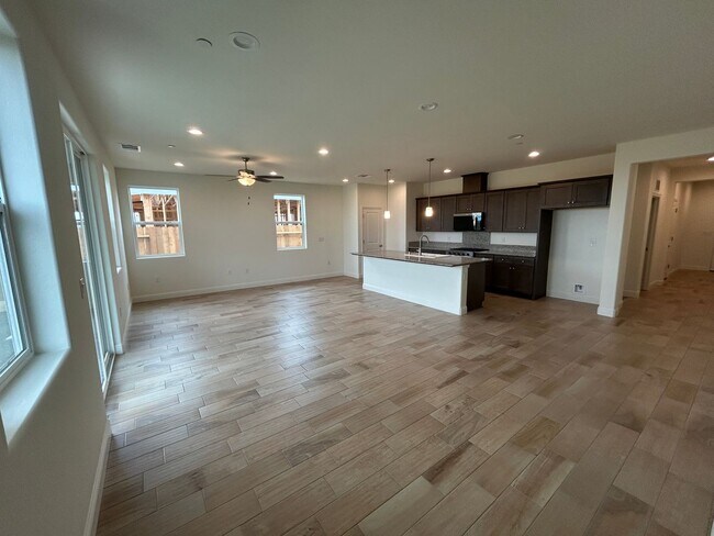 Foto del edificio - Northwest Visalia! Don't miss this beauty! Spacious and open 4 bedroom 2 bath!