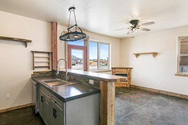 Foto del edificio - 6240-6243 Three Needles Ln
