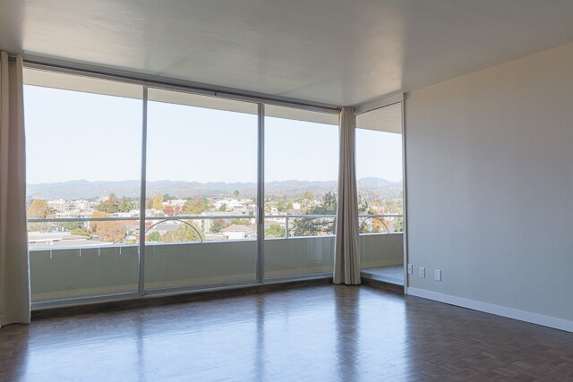 Living Room Great Views - 320 Lee St