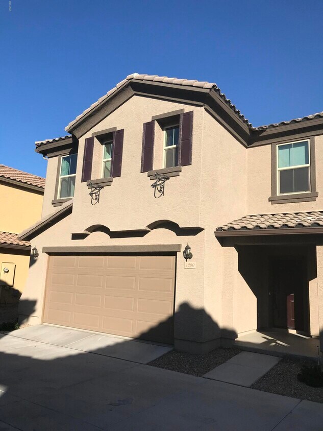 Foto principal - 1290 N 165th Dr