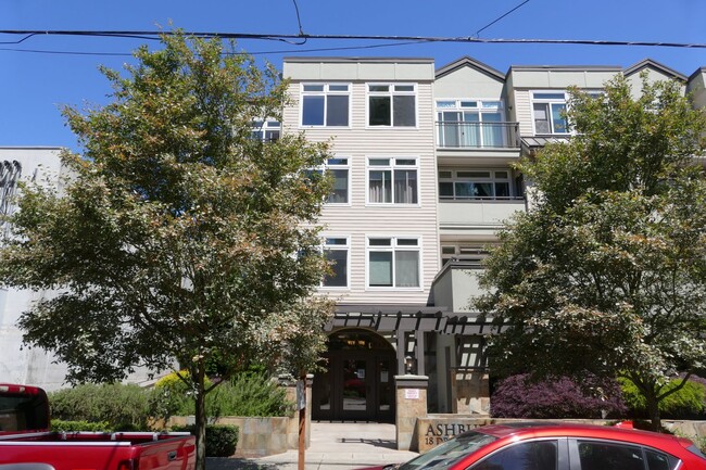 Building Photo - Newer 1 Bedroom in Great Lower Queen Anne ...