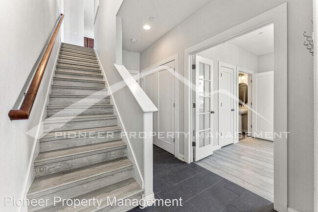 Building Photo - 3 br, 3.5 bath House - 6996 W Alaska Dr