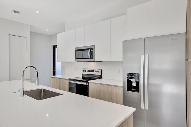 Building Photo - 4208 NE 7th Terrace