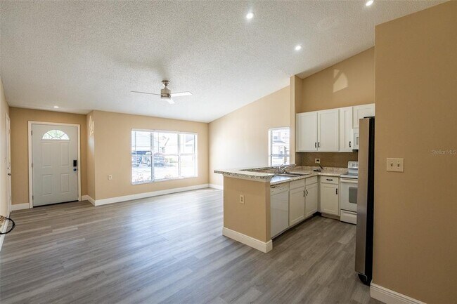 Foto del edificio - 1025 Clovercrest Rd