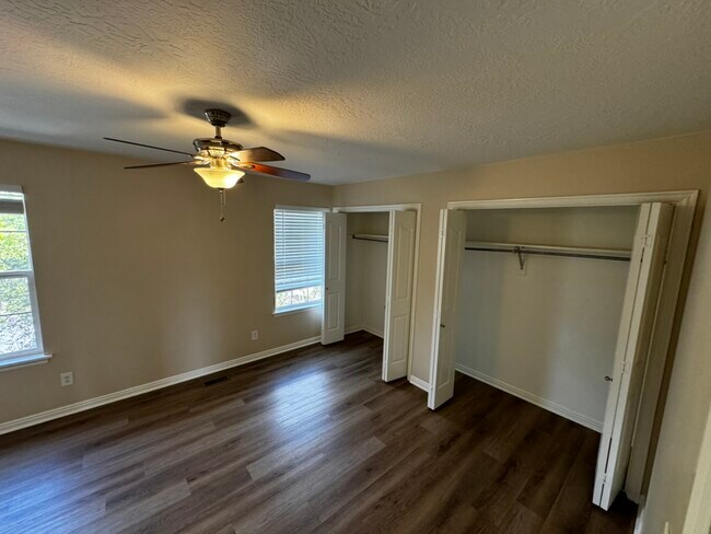Building Photo - 824 Hamlet Cir S